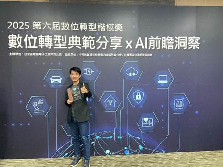 一張含有 文字, 服裝, 足部穿著, 男人 的圖片

AI 產生的內容可能不正確。