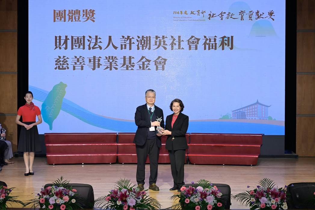 一張含有 服裝, 文字, 西裝, 花 的圖片
AI 產生的內容可能不正確。