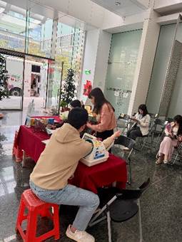 一張含有 服裝, 足部穿著, 人員, 傢俱 的圖片

AI 產生的內容可能不正確。