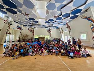 一張含有 室內, 牆, 舞蹈, 人員 的圖片

AI 產生的內容可能不正確。