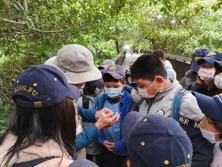 一張含有 戶外, 服裝, 人員, 樹狀 的圖片

AI 產生的內容可能不正確。