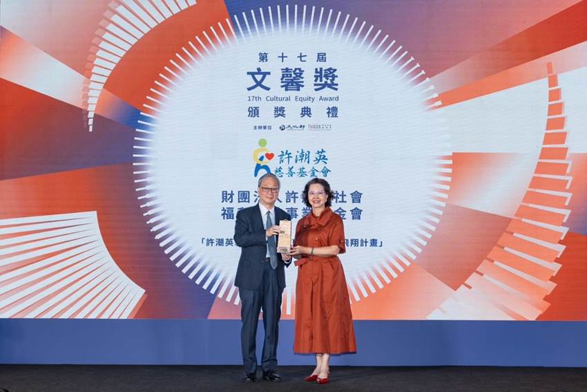 一張含有 服裝, 女人, 足部穿著, 人員 的圖片
AI 產生的內容可能不正確。