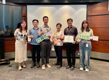 一張含有 服裝, 人員, 室內, 微笑 的圖片

AI 產生的內容可能不正確。