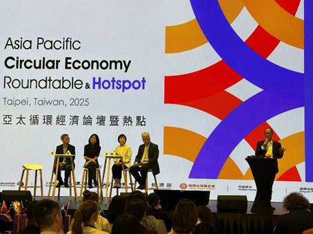 一張含有 服裝, 文字, 女人, 男人 的圖片

AI 產生的內容可能不正確。