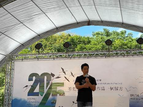 一張含有 服裝, 文字, 植物, 戶外 的圖片

AI 產生的內容可能不正確。