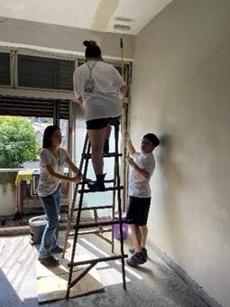 一張含有 服裝, 人員, 男人, 房子 的圖片

AI 產生的內容可能不正確。