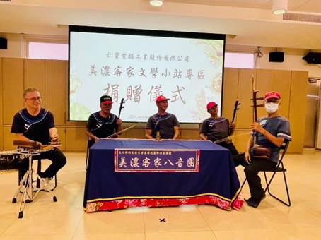 一張含有 服裝, 室內, 男人, 傢俱 的圖片

AI 產生的內容可能不正確。