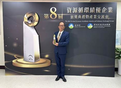 一張含有 文字, 服裝, 牆, 室內 的圖片
AI 產生的內容可能不正確。