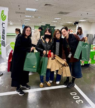 一張含有 服裝, 足部穿著, 人員, 微笑 的圖片

AI 產生的內容可能不正確。