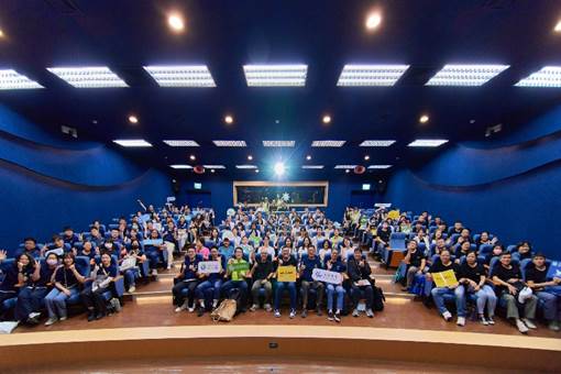 一張含有 人員, 服裝, 室內, 觀眾 的圖片
AI 產生的內容可能不正確。