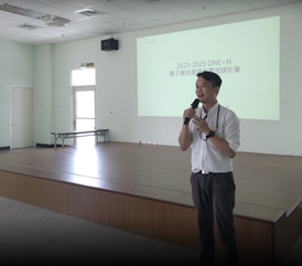 一張含有 服裝, 室內, 牆, 人員 的圖片
AI 產生的內容可能不正確。