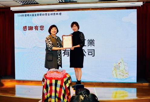 一張含有 服裝, 文字, 人員, 足部穿著 的圖片

AI 產生的內容可能不正確。