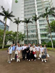 一張含有 服裝, 樹狀, 足部穿著, 人員 的圖片

AI 產生的內容可能不正確。