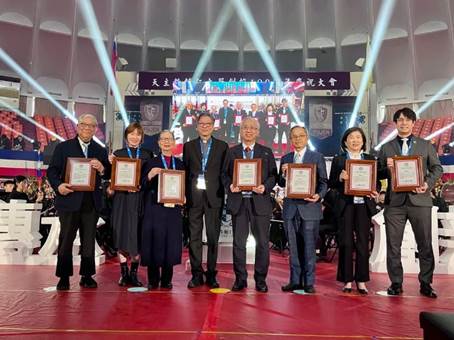 一張含有 服裝, 人員, 男人, 足部穿著 的圖片

AI 產生的內容可能不正確。