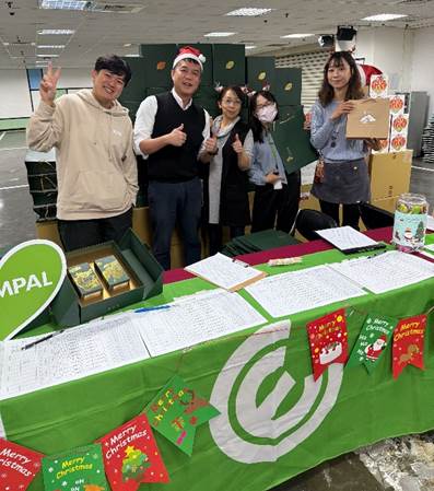 一張含有 服裝, 文字, 足部穿著, 男人 的圖片

AI 產生的內容可能不正確。