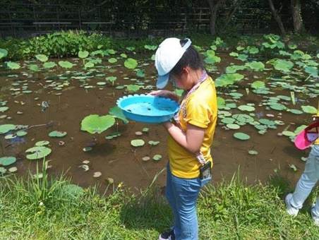 一張含有 服裝, 人員, 戶外, 草 的圖片

AI 產生的內容可能不正確。