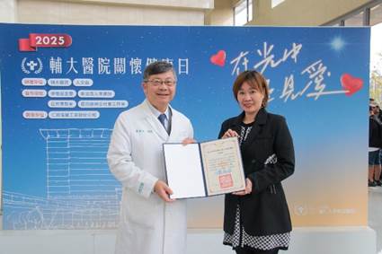 一張含有 服裝, 文字, 人員, 微笑 的圖片

AI 產生的內容可能不正確。