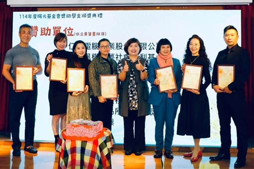 一張含有 服裝, 人員, 微笑, 足部穿著 的圖片

AI 產生的內容可能不正確。