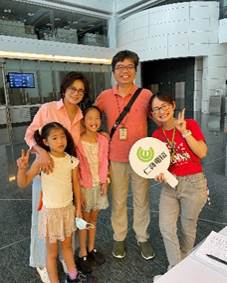 一張含有 人的臉孔, 服裝, 足部穿著, 微笑 的圖片

AI 產生的內容可能不正確。