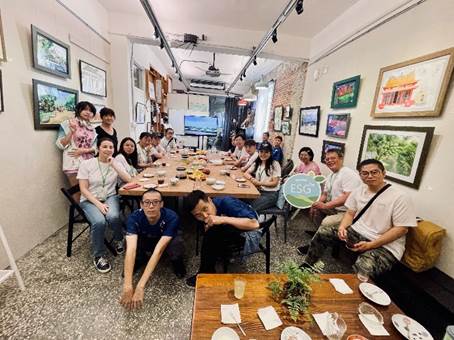 一張含有 服裝, 人員, 男人, 室內 的圖片

AI 產生的內容可能不正確。