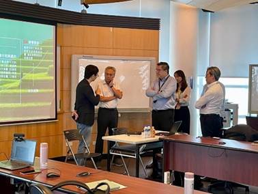 一張含有 室內, 資料表, 服裝, 人員 的圖片

AI 產生的內容可能不正確。