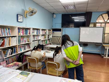 一張含有 室內, 架子, 書櫃, 場景 的圖片

AI 產生的內容可能不正確。