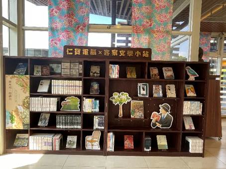 一張含有 書櫃, 圖書, 棚架, 文字 的圖片

AI 產生的內容可能不正確。