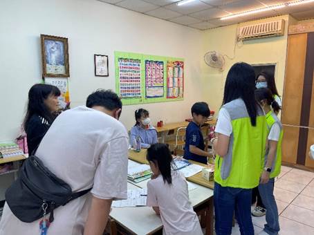 一張含有 服裝, 人員, 牆, 室內 的圖片

AI 產生的內容可能不正確。