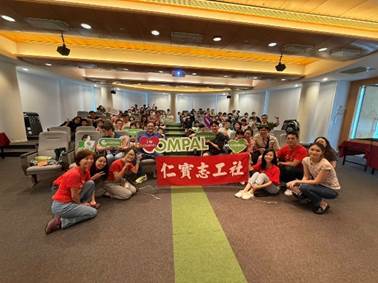 一張含有 服裝, 室內, 足部穿著, 人員 的圖片

AI 產生的內容可能不正確。