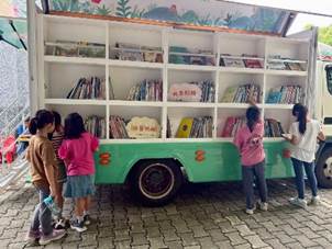 一張含有 足部穿著, 服裝, 人員, 輪 的圖片

AI 產生的內容可能不正確。