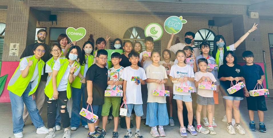 一張含有 人員, 服裝, 足部穿著, 群組 的圖片

AI 產生的內容可能不正確。