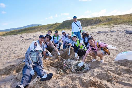 一張含有 戶外, 服裝, 天空, 地面 的圖片
AI 產生的內容可能不正確。