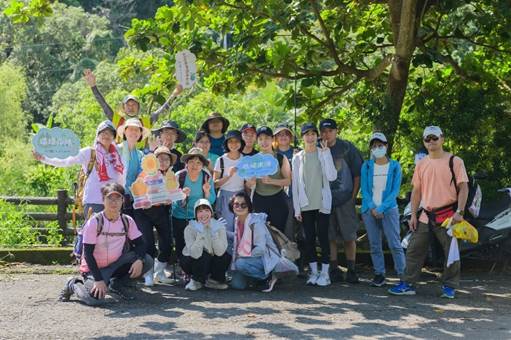 一張含有 服裝, 戶外, 樹狀, 人員 的圖片

AI 產生的內容可能不正確。